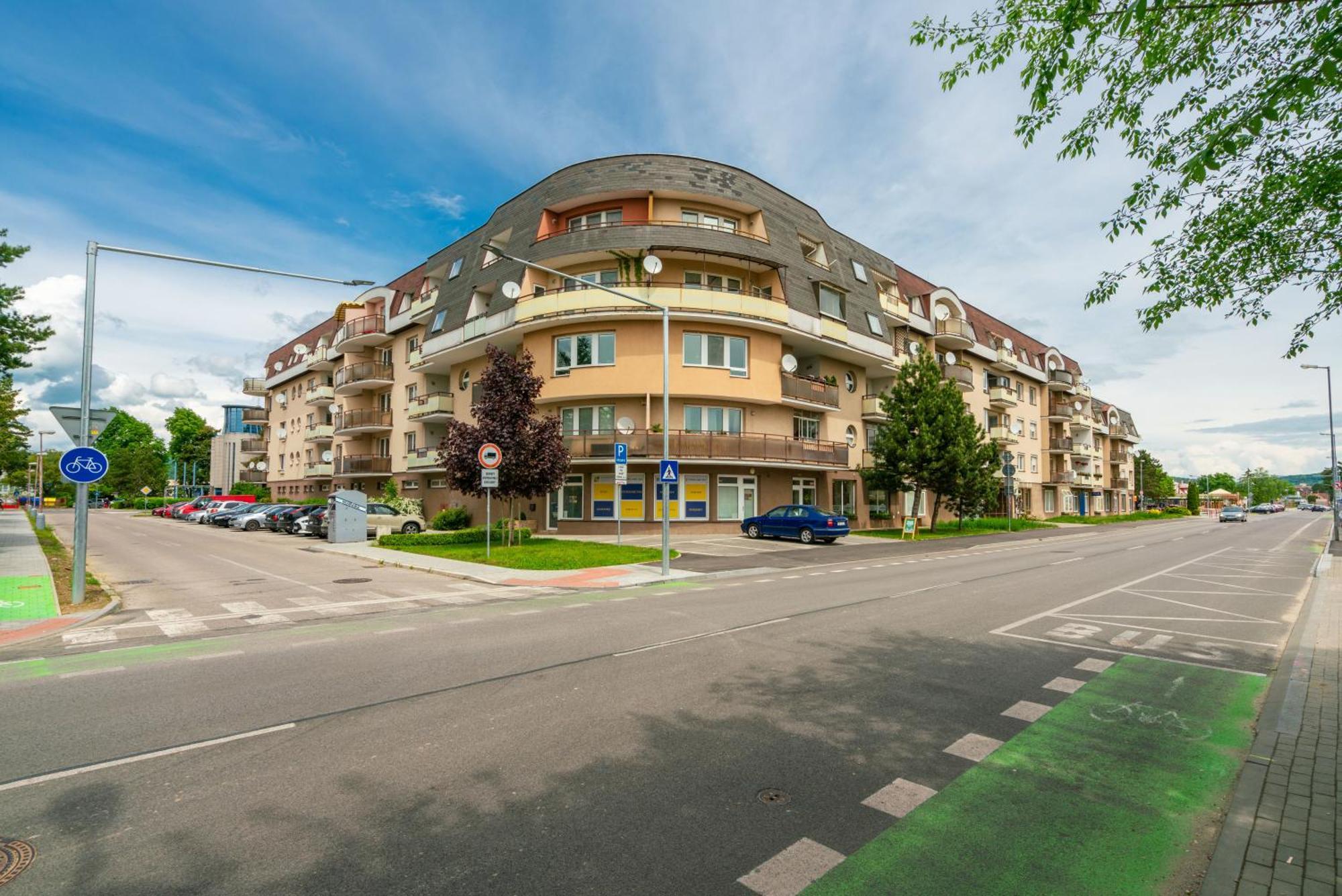 Apartmany Zlatovska Тренчин Екстер'єр фото